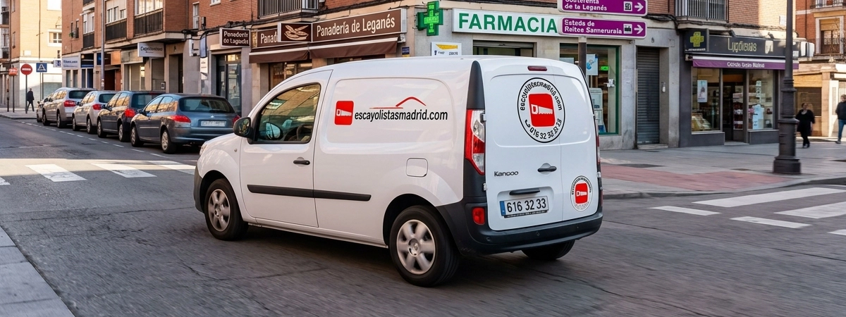 furgoneta de escayolista en una calle de leganes 